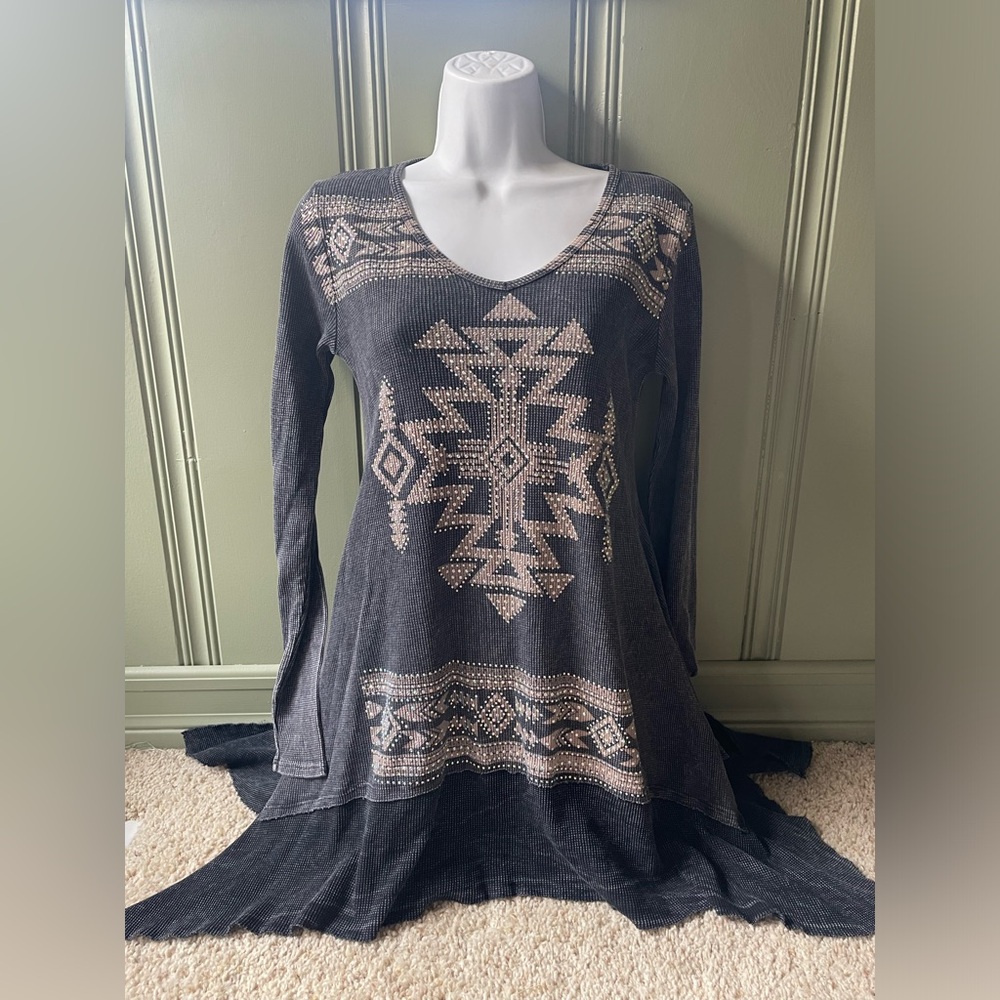 This is a gray Aztec-patterned blouse by Vocal for women, featuring long sleeves